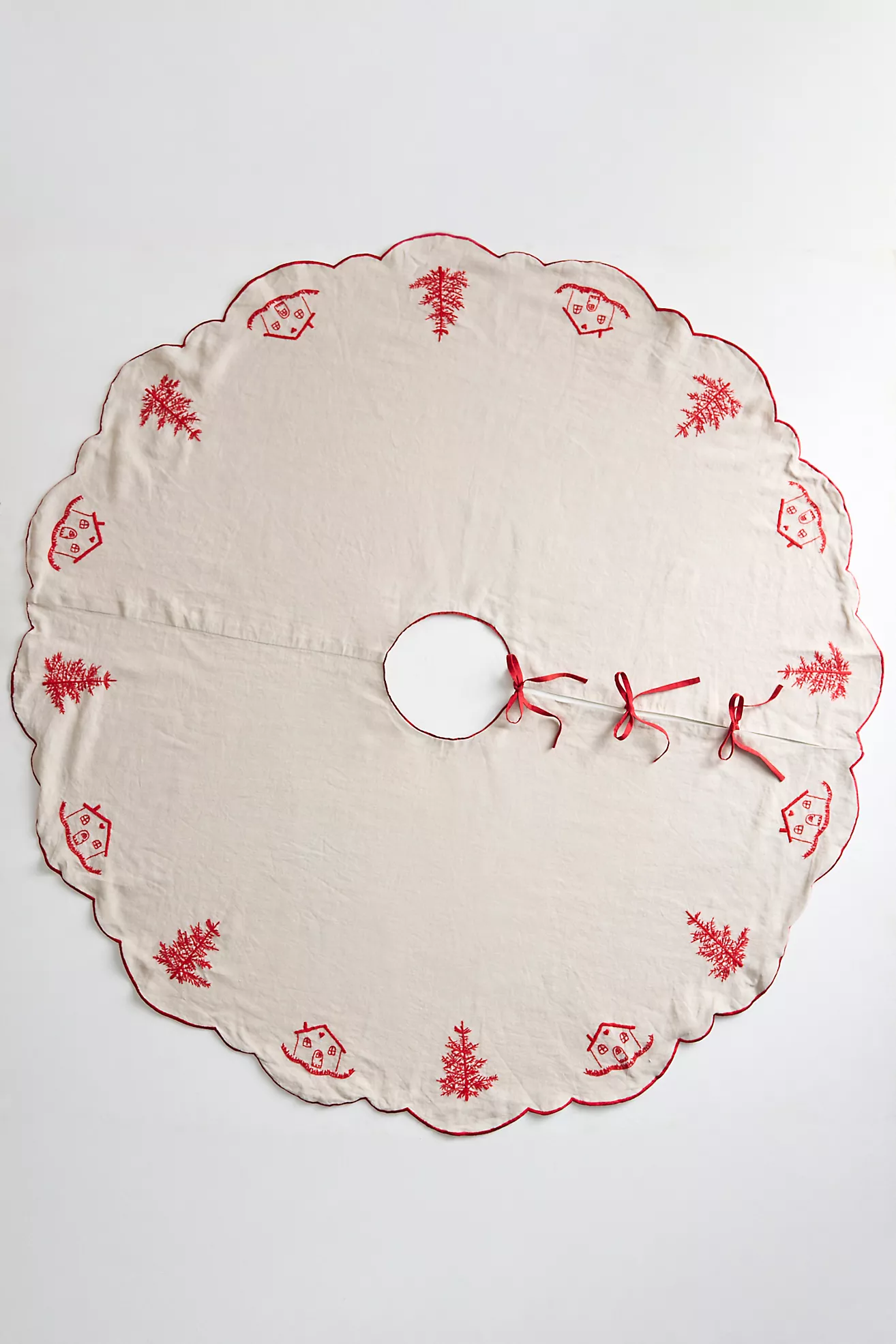 Holiday Houses Scalloped Linen Tree Skirt