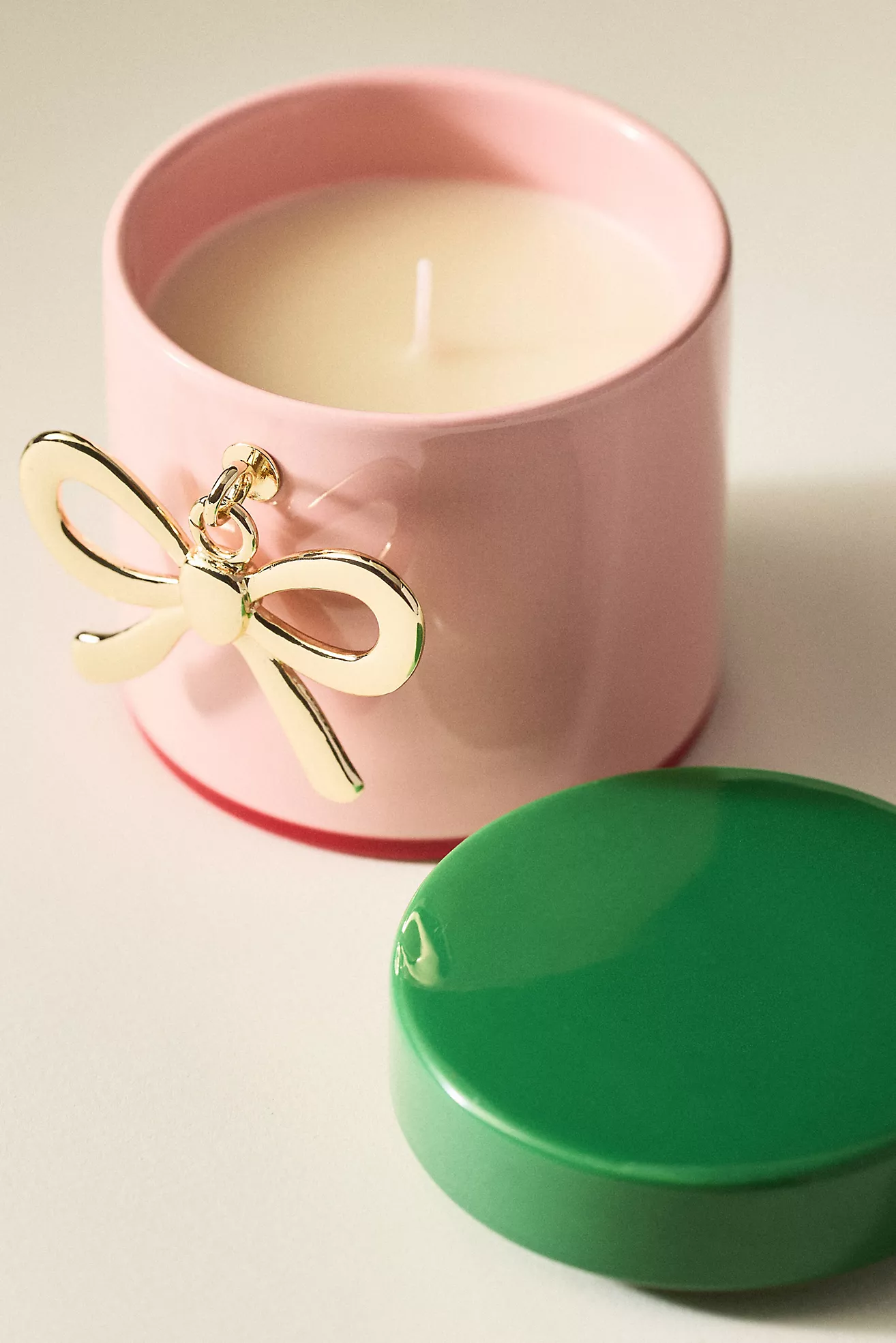Bow Charm Woody Vanilla Bean & Balsam Ceramic Candle